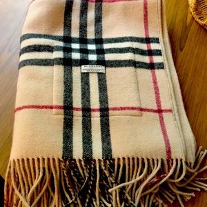 Excellent condition Burberry Helene scarf with pockets